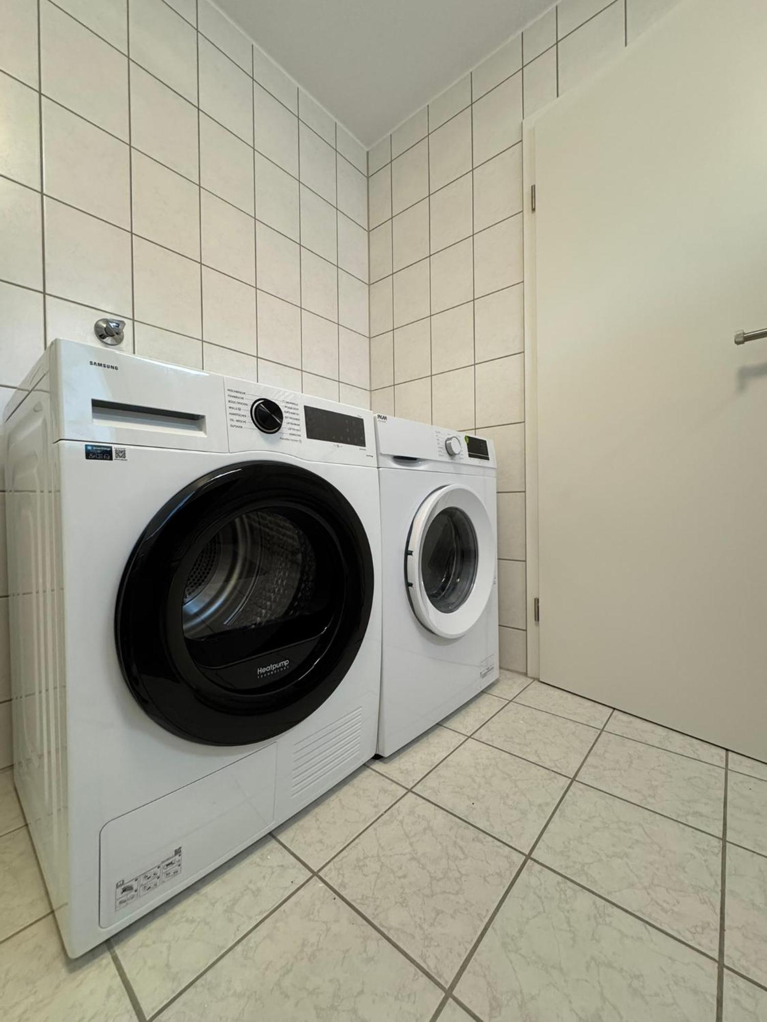 Goldcream Suites - Modern - Netflix - Free Parking ギュンツブルク エクステリア 写真